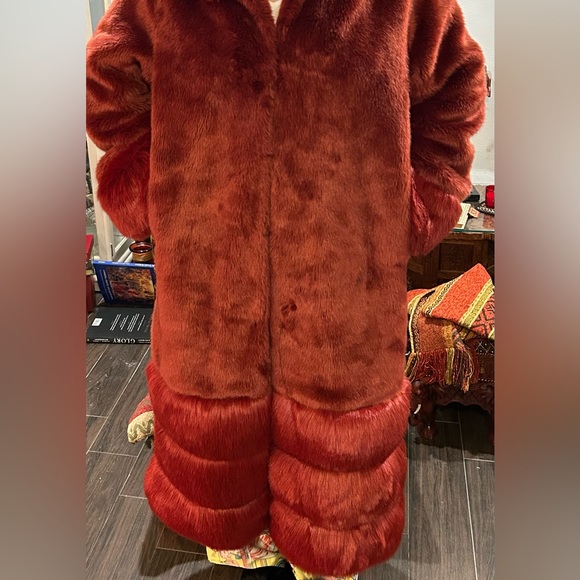 NWT Fhillinuo faux fur coat rustic red. - Picture 13 of 13